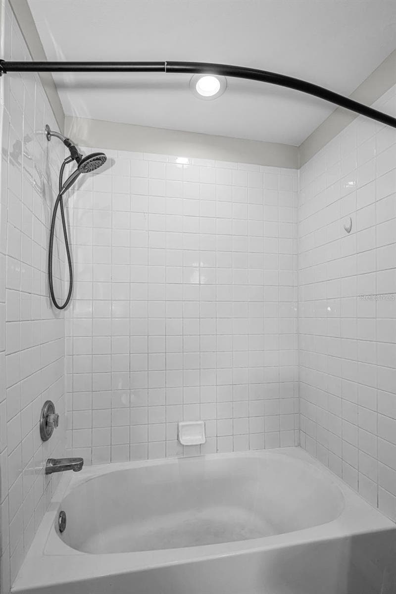 Primary Bathroom Shower/Tub - 8013 SUTTON TERRACE LN, TAMPA