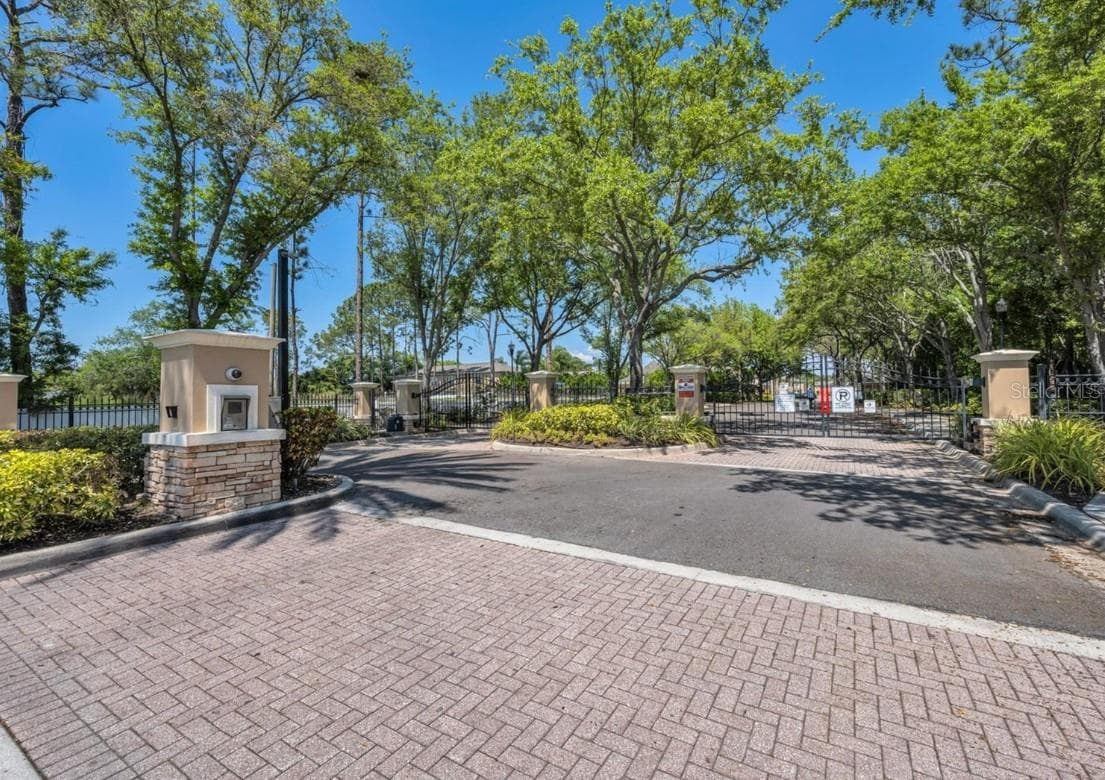 Gated Entry - 8013 SUTTON TERRACE LN, TAMPA