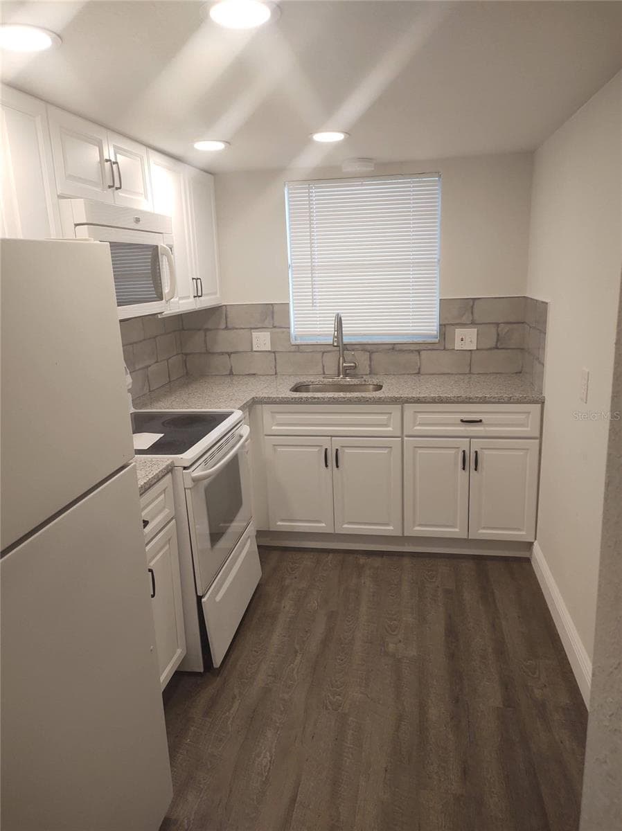Condominium at 5725 12TH AVE N #304D, ST PETERSBURG, photo 2 of 6