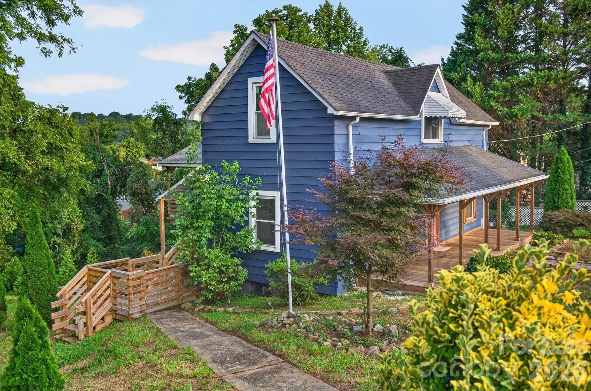Single Family Residence at 403 SW Spruce Street SW, Lenoir, photo 2 of 32