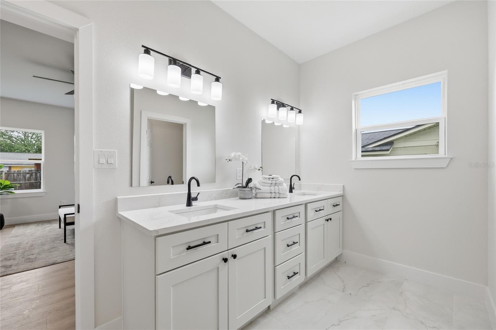 Primary en suite with walk-in closet and spa like wet room - 351 E WILDMERE AVE, LONGWOOD