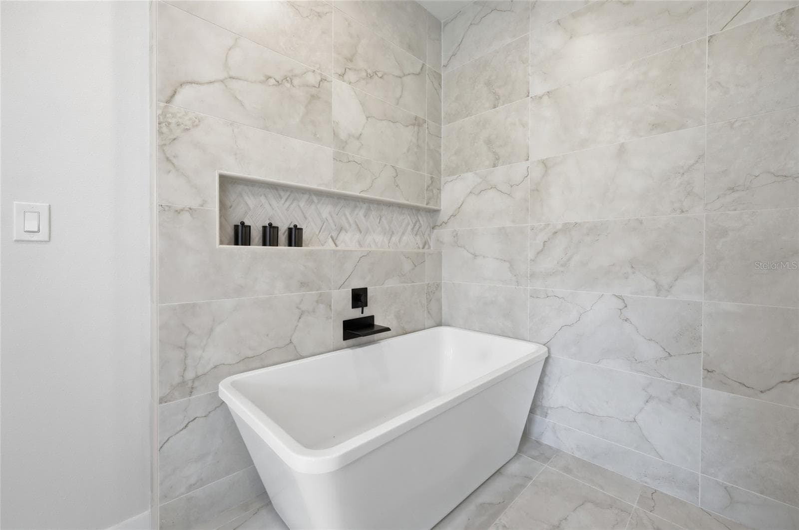 Freestanding Soaking Tub - 351 E WILDMERE AVE, LONGWOOD