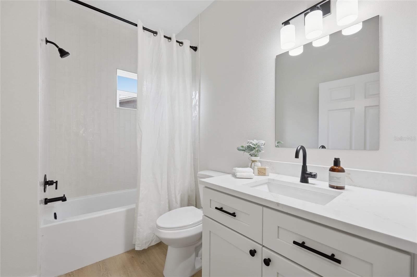 Secondary bathroom 1 - 351 E WILDMERE AVE, LONGWOOD