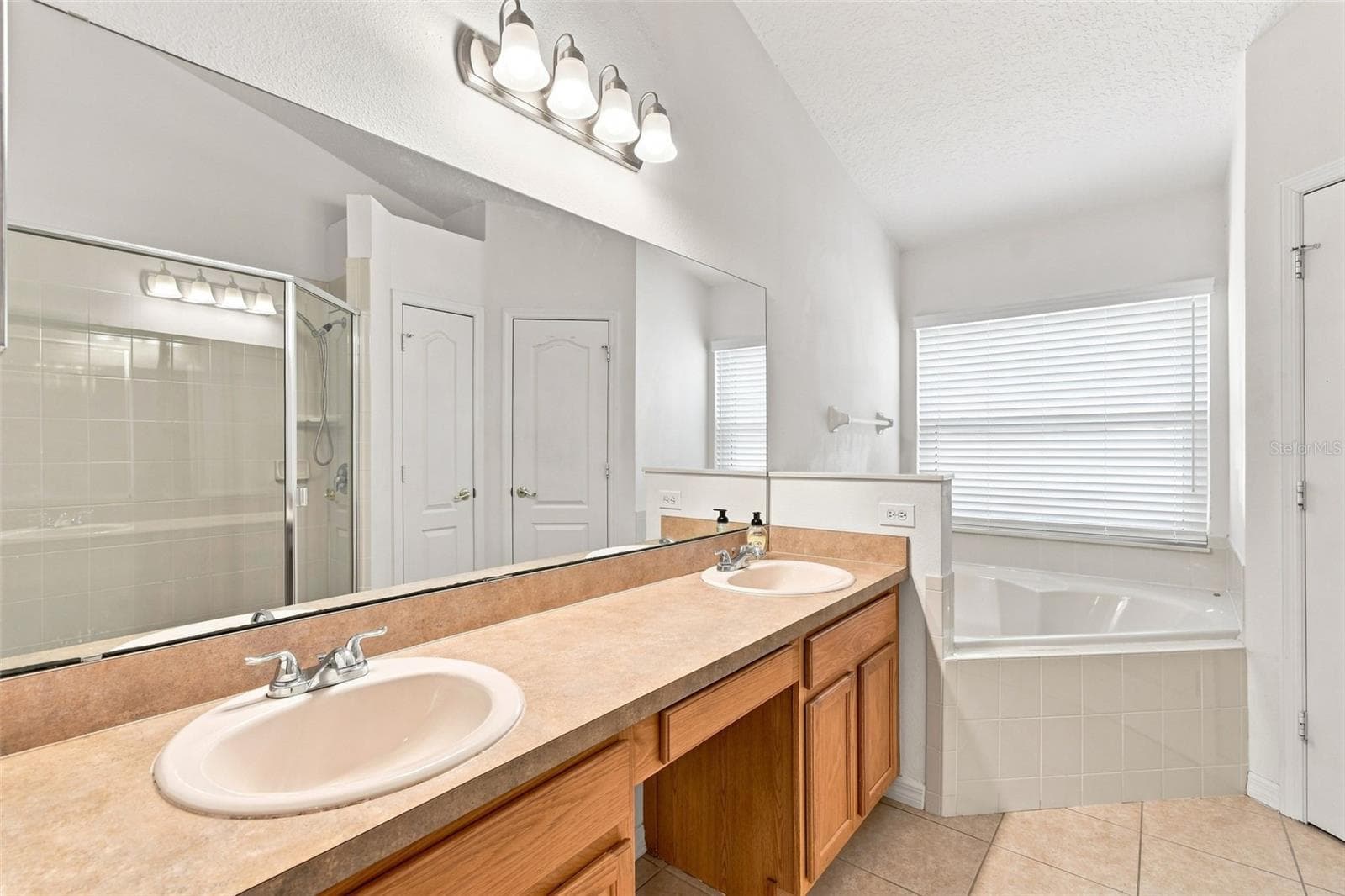 Owner's Bath with Dual Vanities, Separate Shower and Tub - 1151 BEECH GROVE WAY, ORLANDO