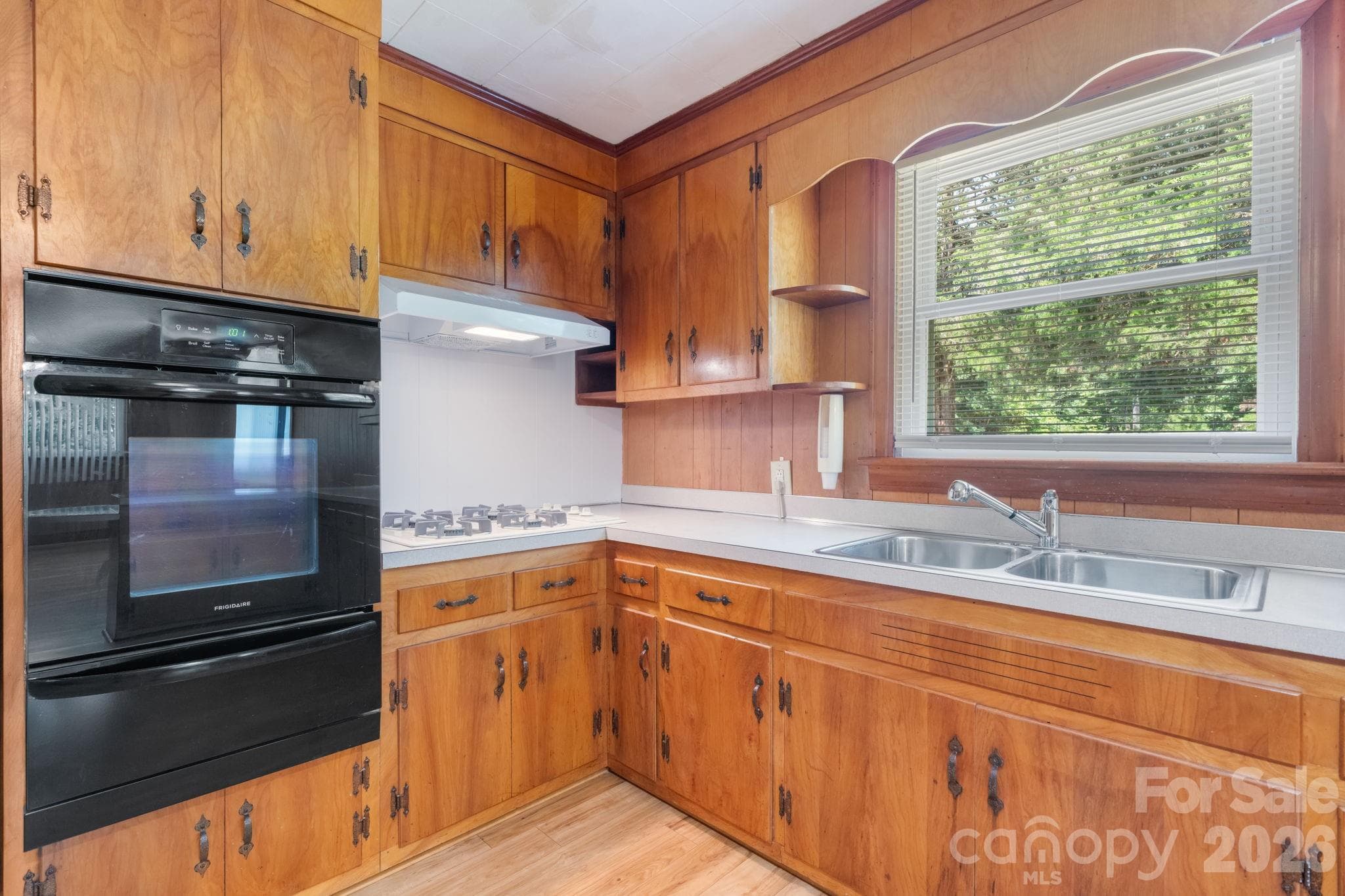 Natural Gas Cooktop and Electric Wall Oven - 4370 Dynasty Lane, Hudson