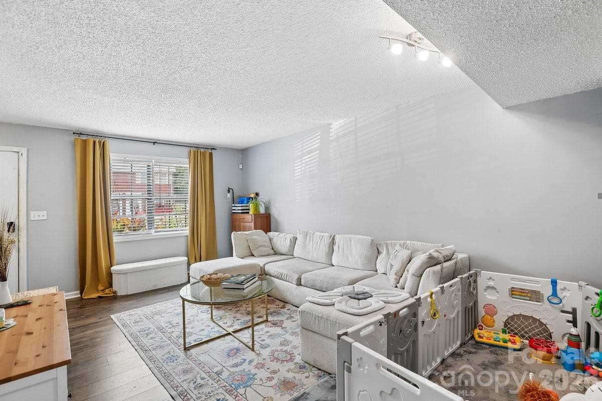 1300 Larchmont Place