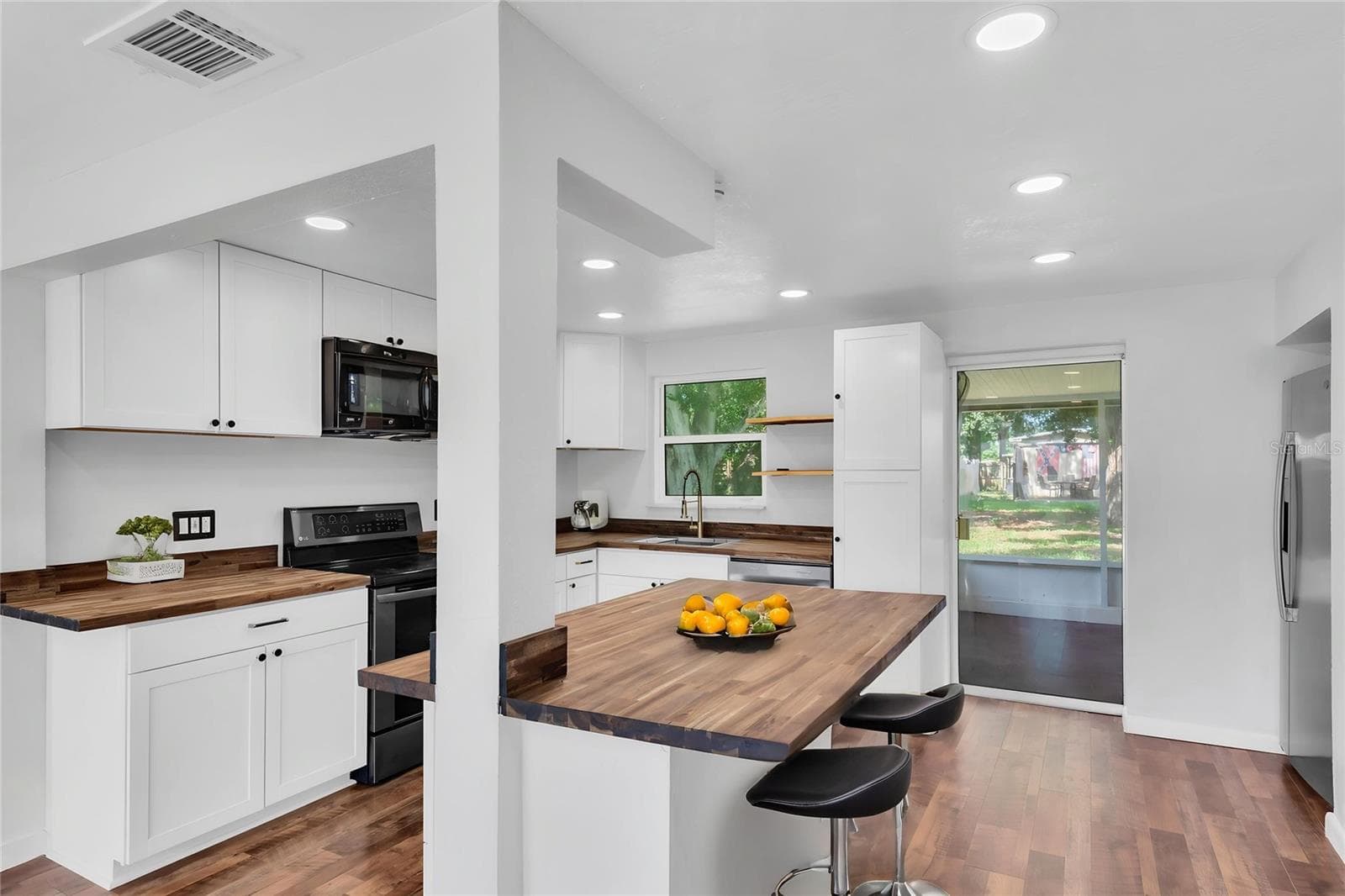 Single Family Residence at 1516 COUNTRY LN W, CLEARWATER, photo 6 of 19