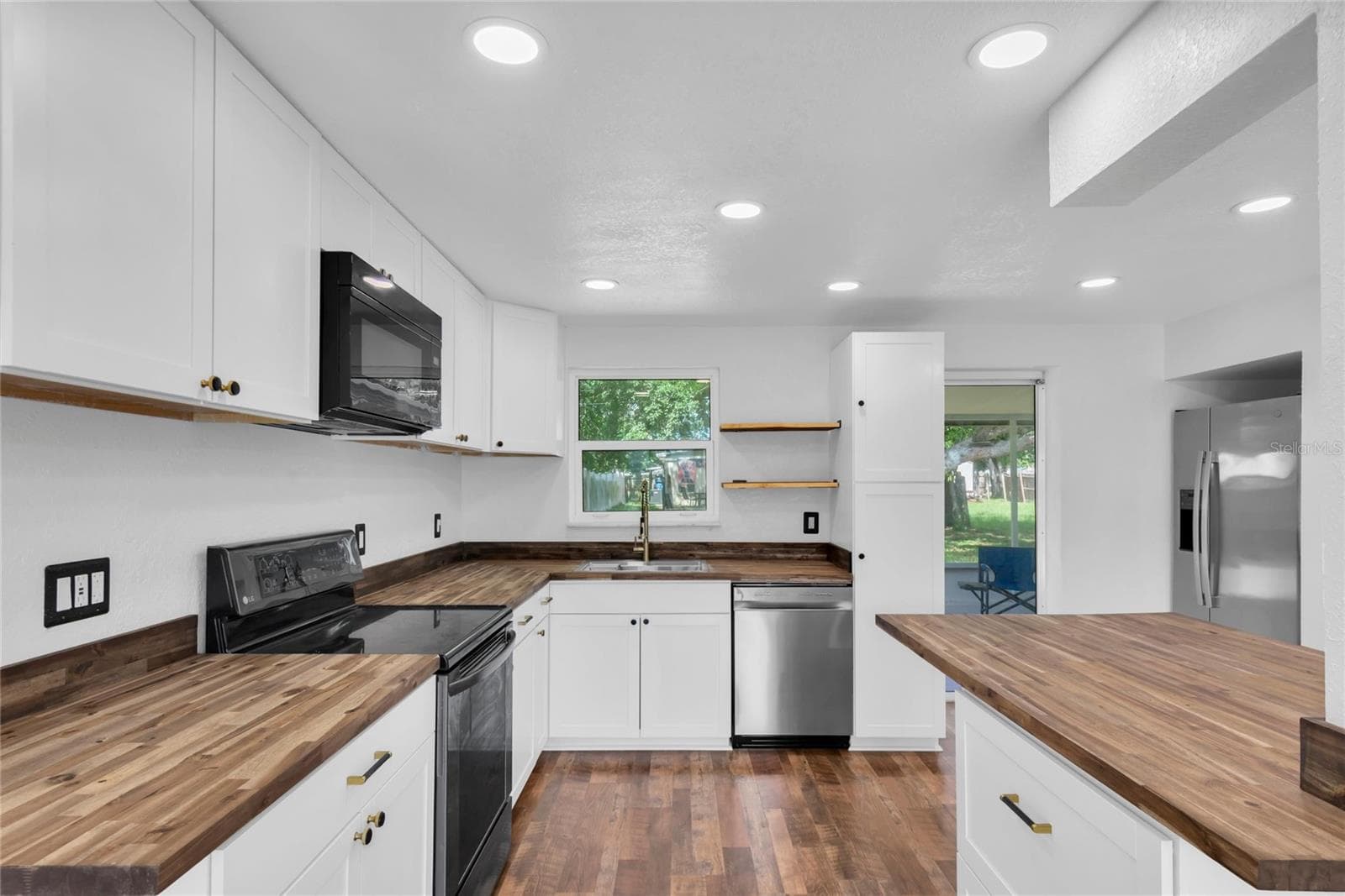 Single Family Residence at 1516 COUNTRY LN W, CLEARWATER, photo 7 of 19