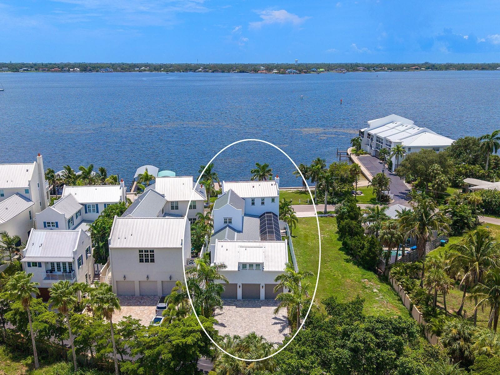 2021 custom-built and elevated home. Direct access to the Manatee River, Tampa Bay and the Gulf's incredible fishing waters - 4024 11TH STREET CT W, PALMETTO