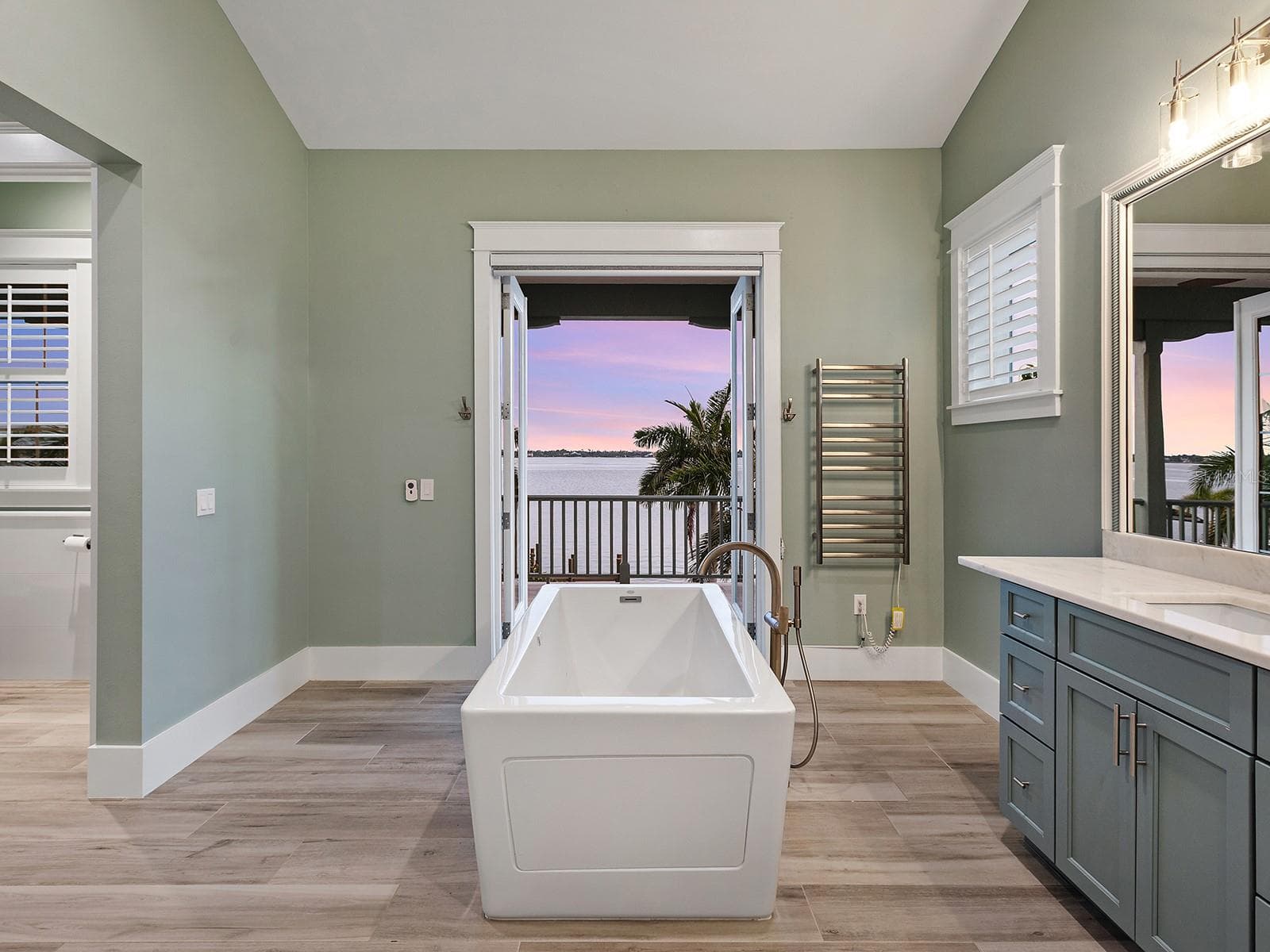 Primary bathroom on the second floor - 4024 11TH STREET CT W, PALMETTO