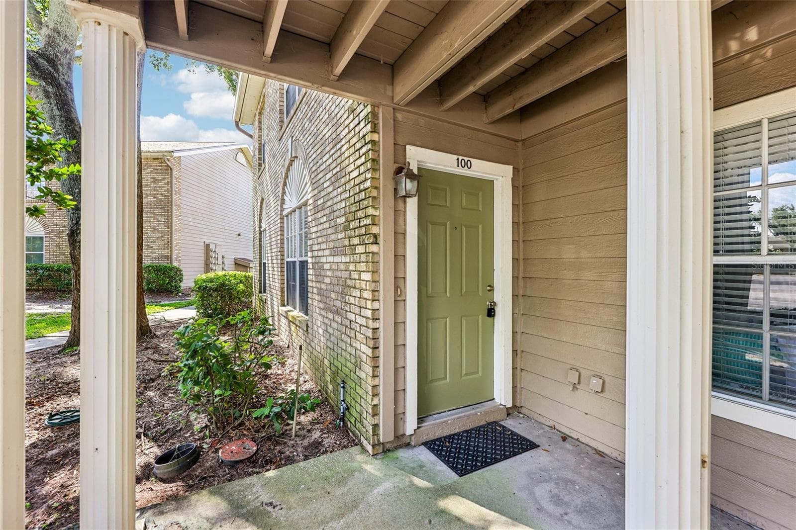 Covered front entry. - 124 RESERVE CIR #100, OVIEDO