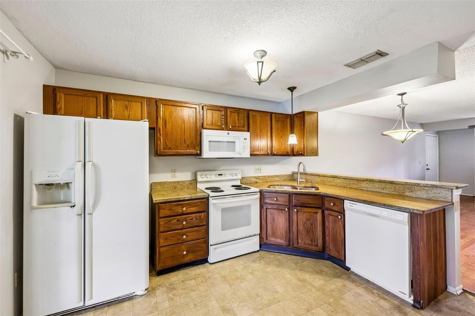 Kitchen. - 124 RESERVE CIR #100, OVIEDO