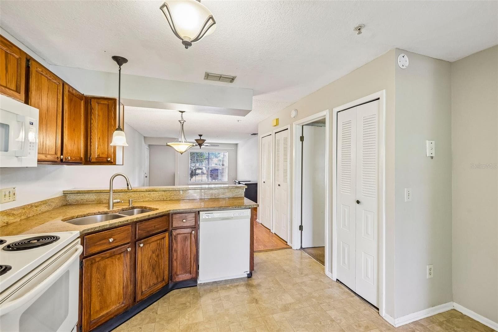 Kitchen. - 124 RESERVE CIR #100, OVIEDO