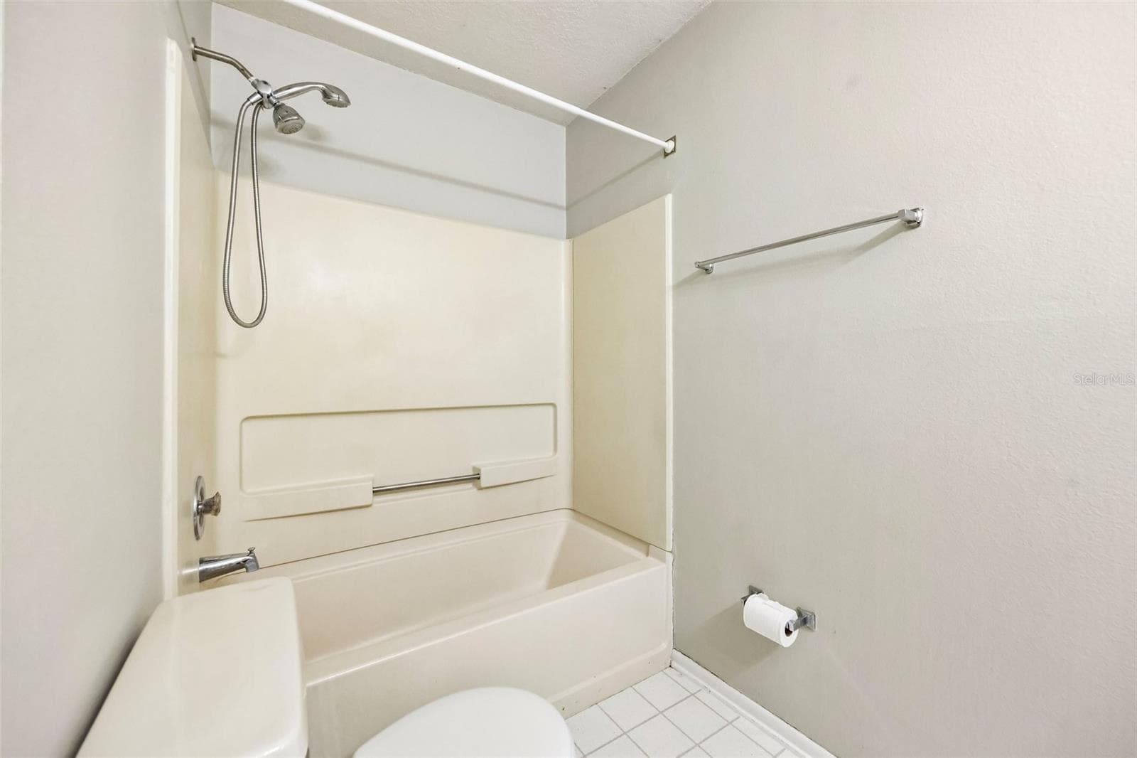 Primary en-suite bath. - 124 RESERVE CIR #100, OVIEDO