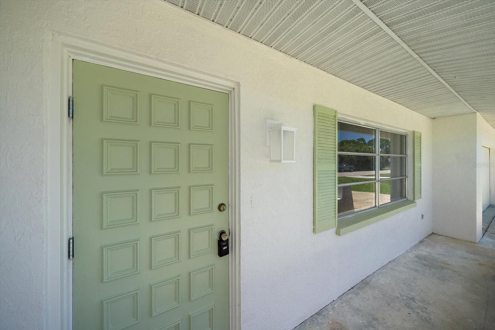 Single Family Residence at 987 QUEEN RD, VENICE, photo 2 of 36