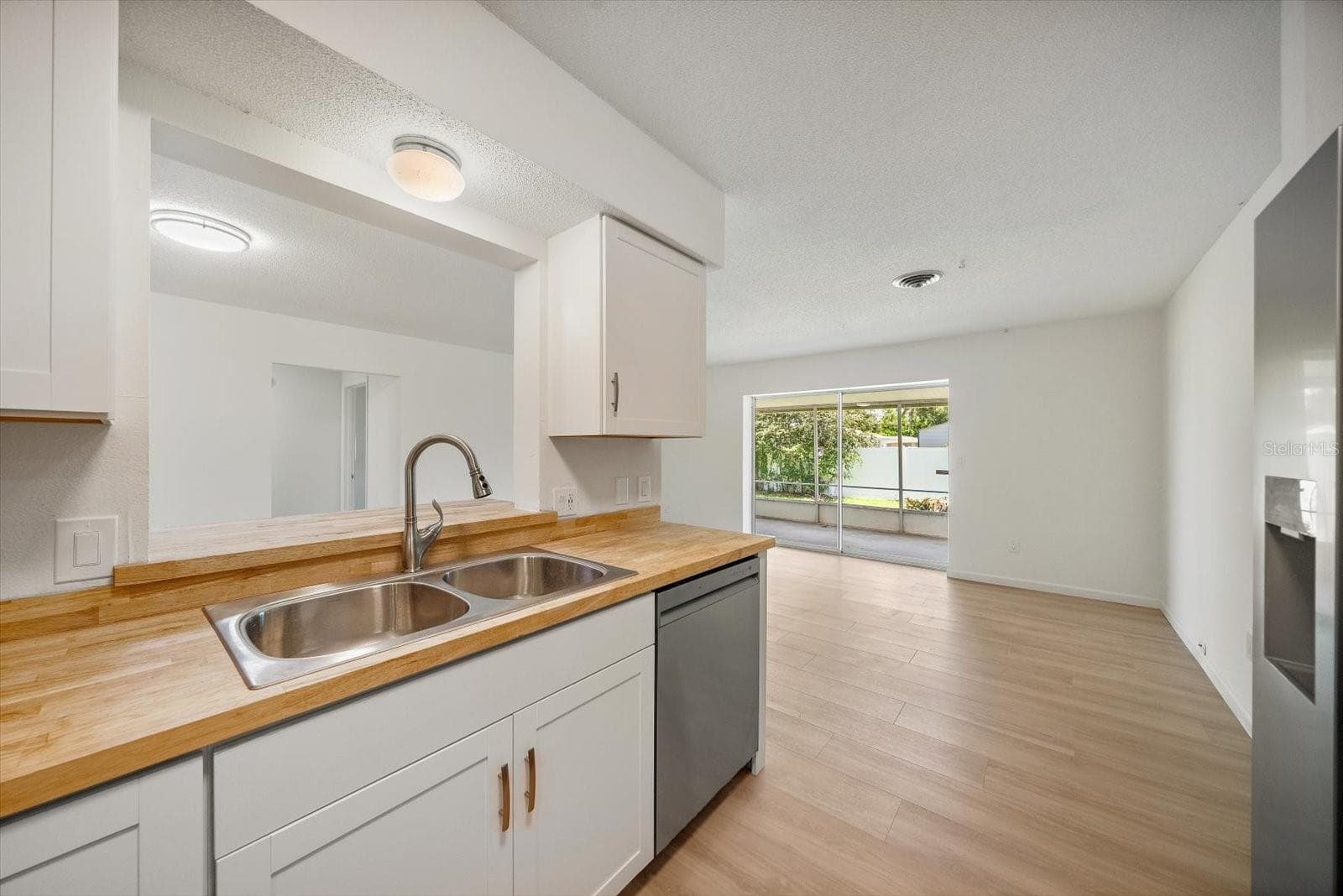 Single Family Residence at 987 QUEEN RD, VENICE, photo 3 of 36