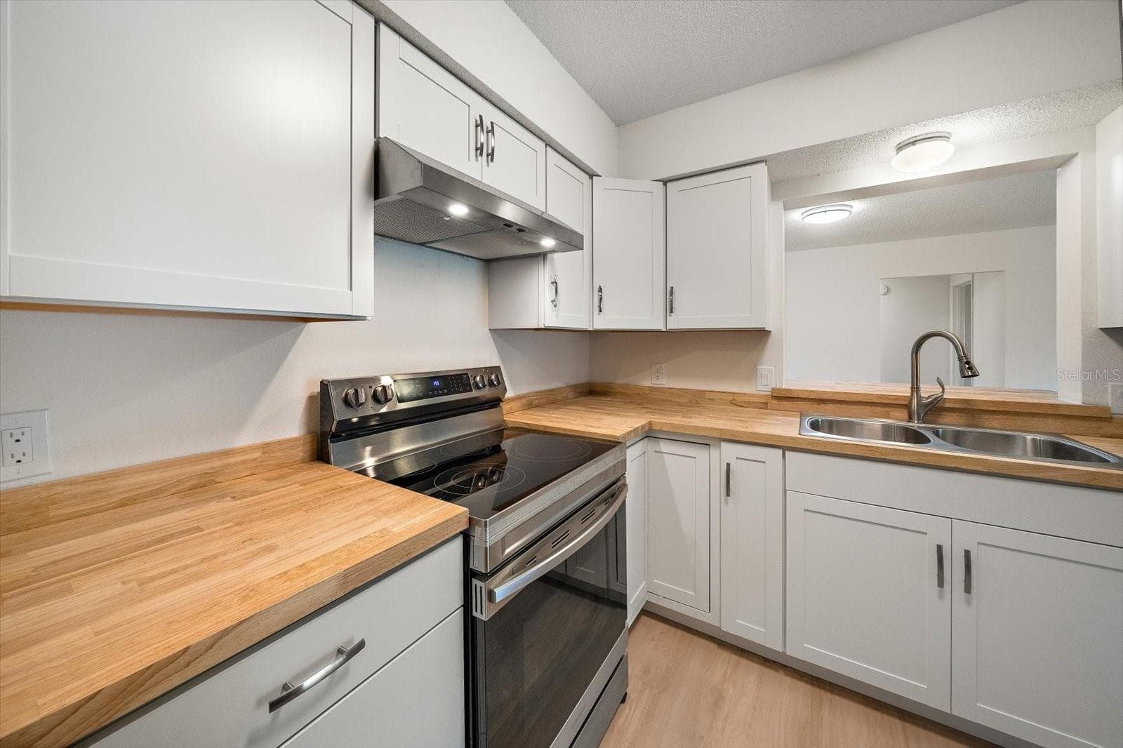 Single Family Residence at 987 QUEEN RD, VENICE, photo 6 of 36