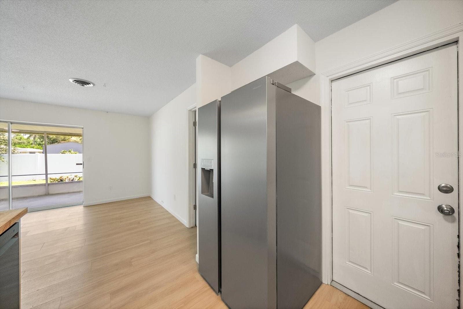 Single Family Residence at 987 QUEEN RD, VENICE, photo 7 of 36