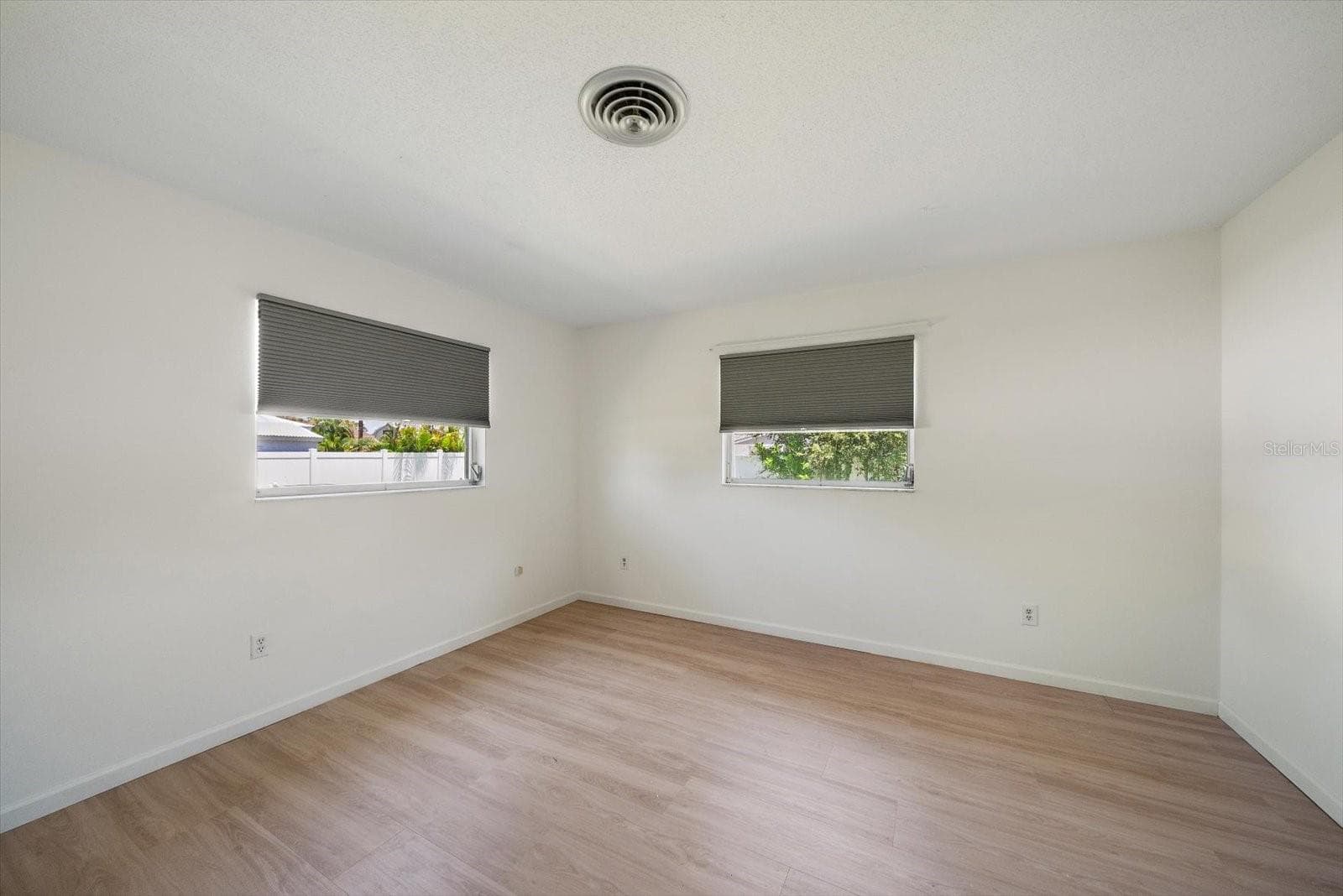 Single Family Residence at 987 QUEEN RD, VENICE, photo 16 of 36