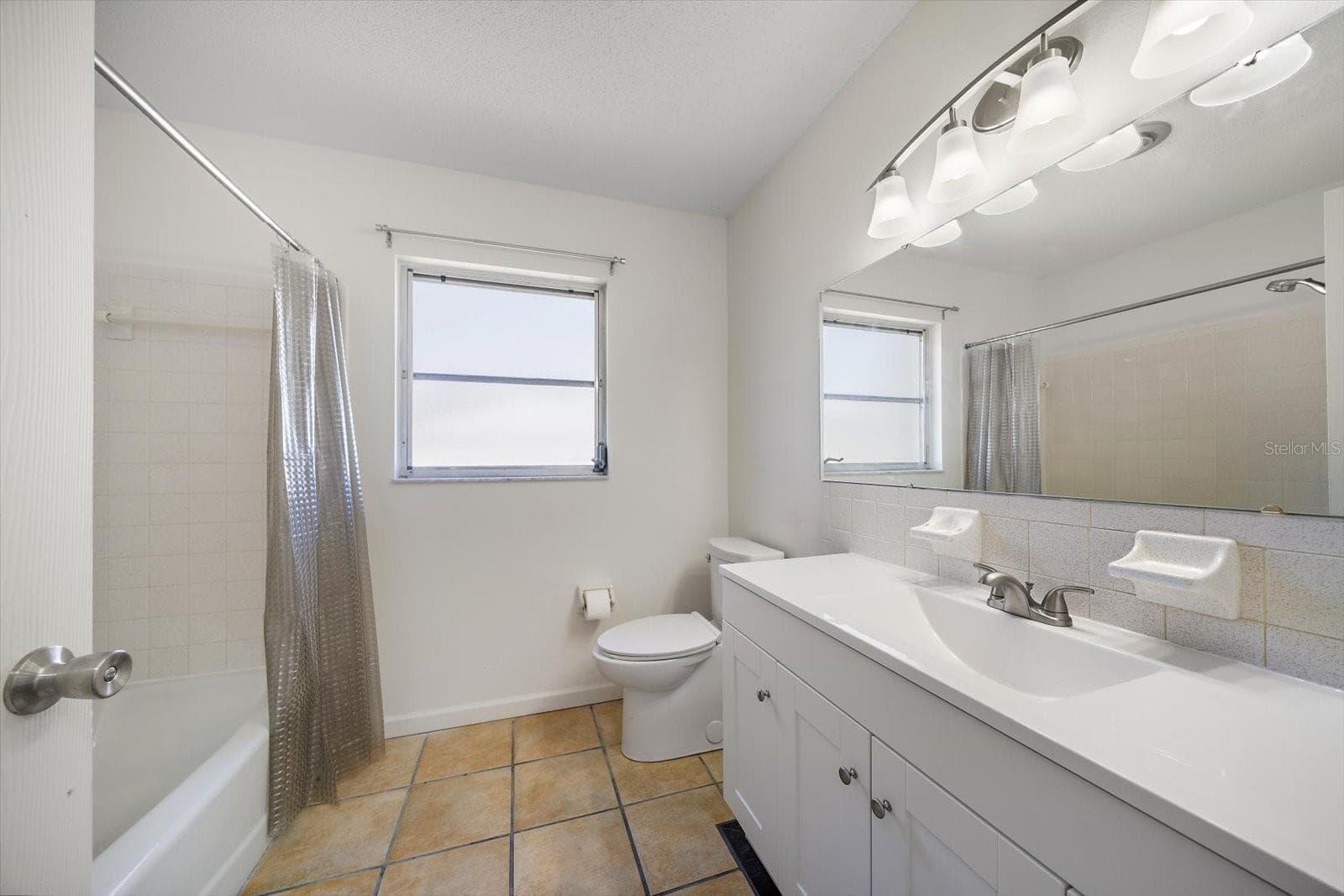 Single Family Residence at 987 QUEEN RD, VENICE, photo 19 of 36