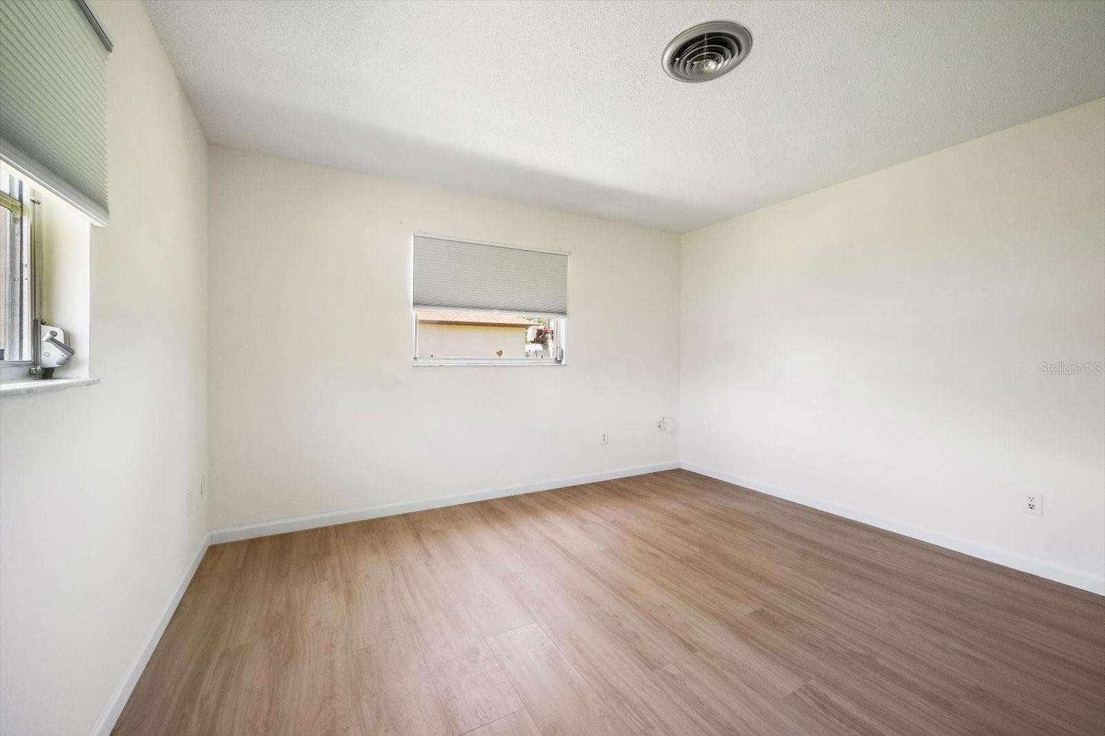 Single Family Residence at 987 QUEEN RD, VENICE, photo 24 of 36