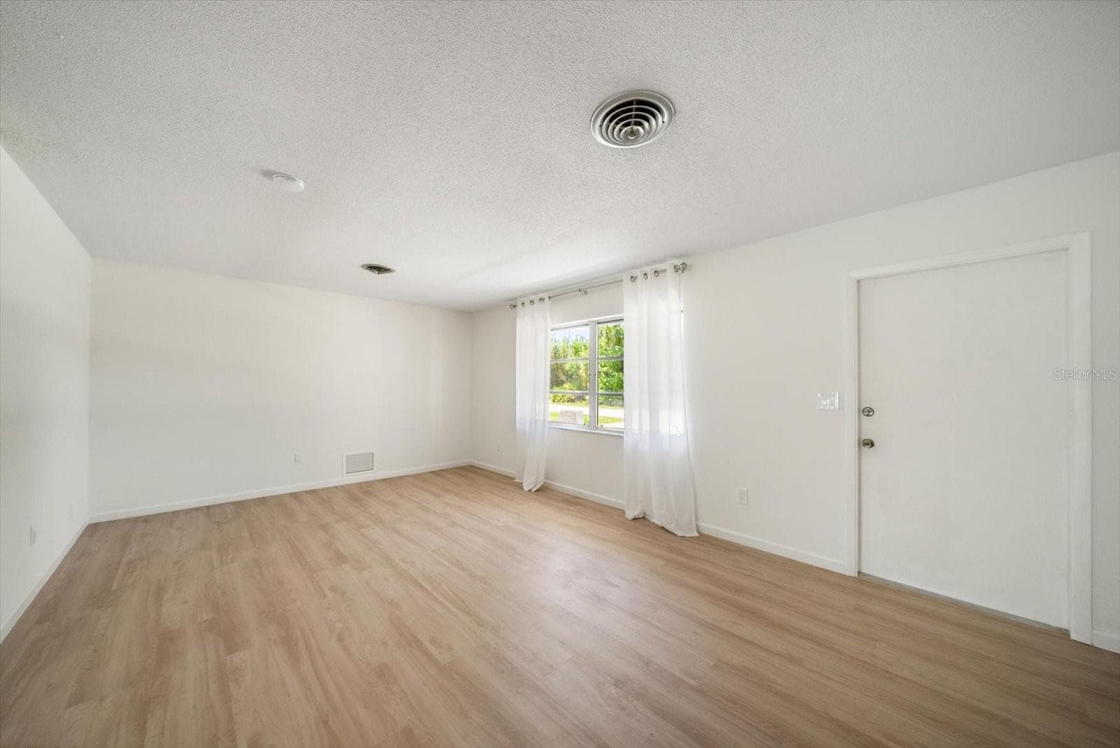 Single Family Residence at 987 QUEEN RD, VENICE, photo 27 of 36