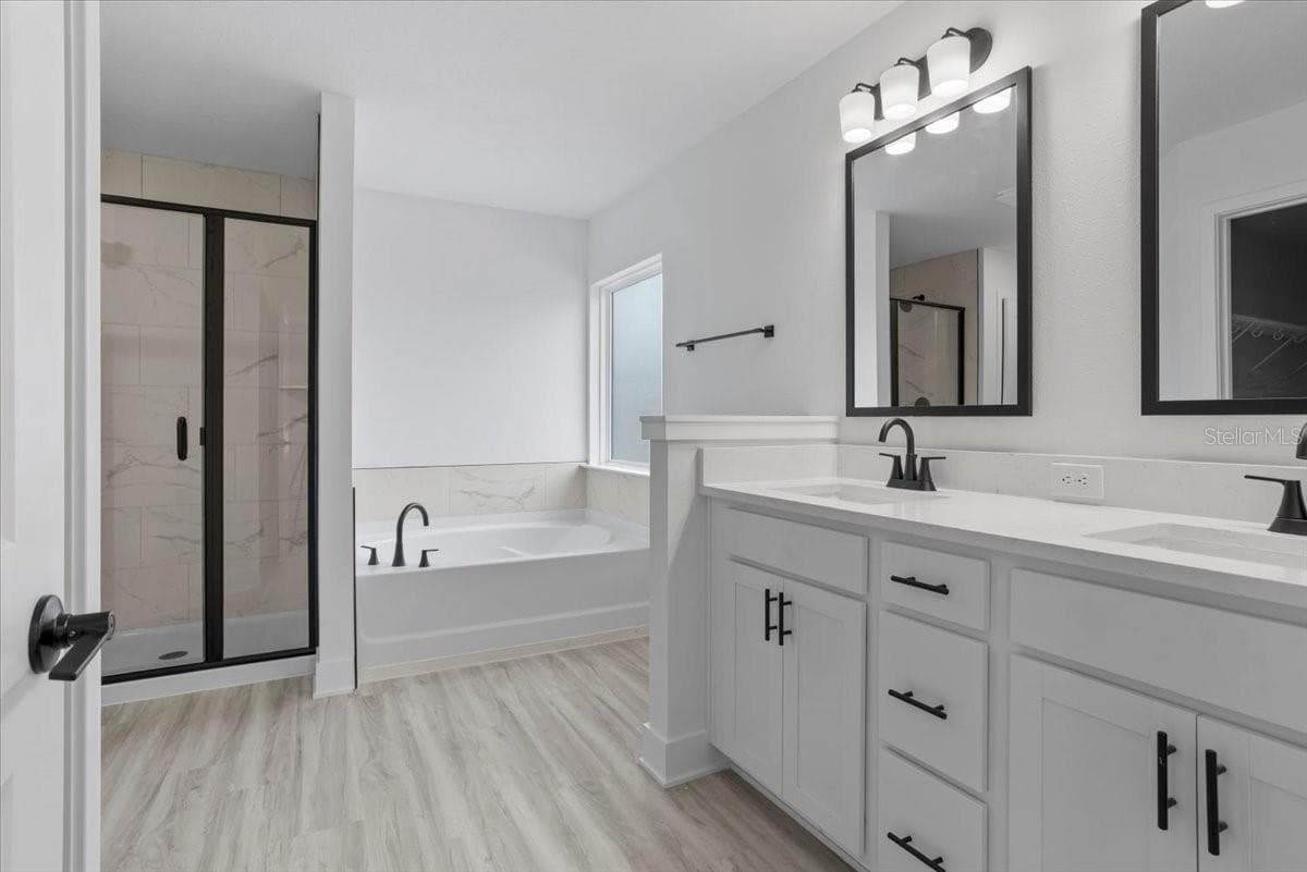 Primary Bathroom - 13651 NW 150TH CIR, ALACHUA