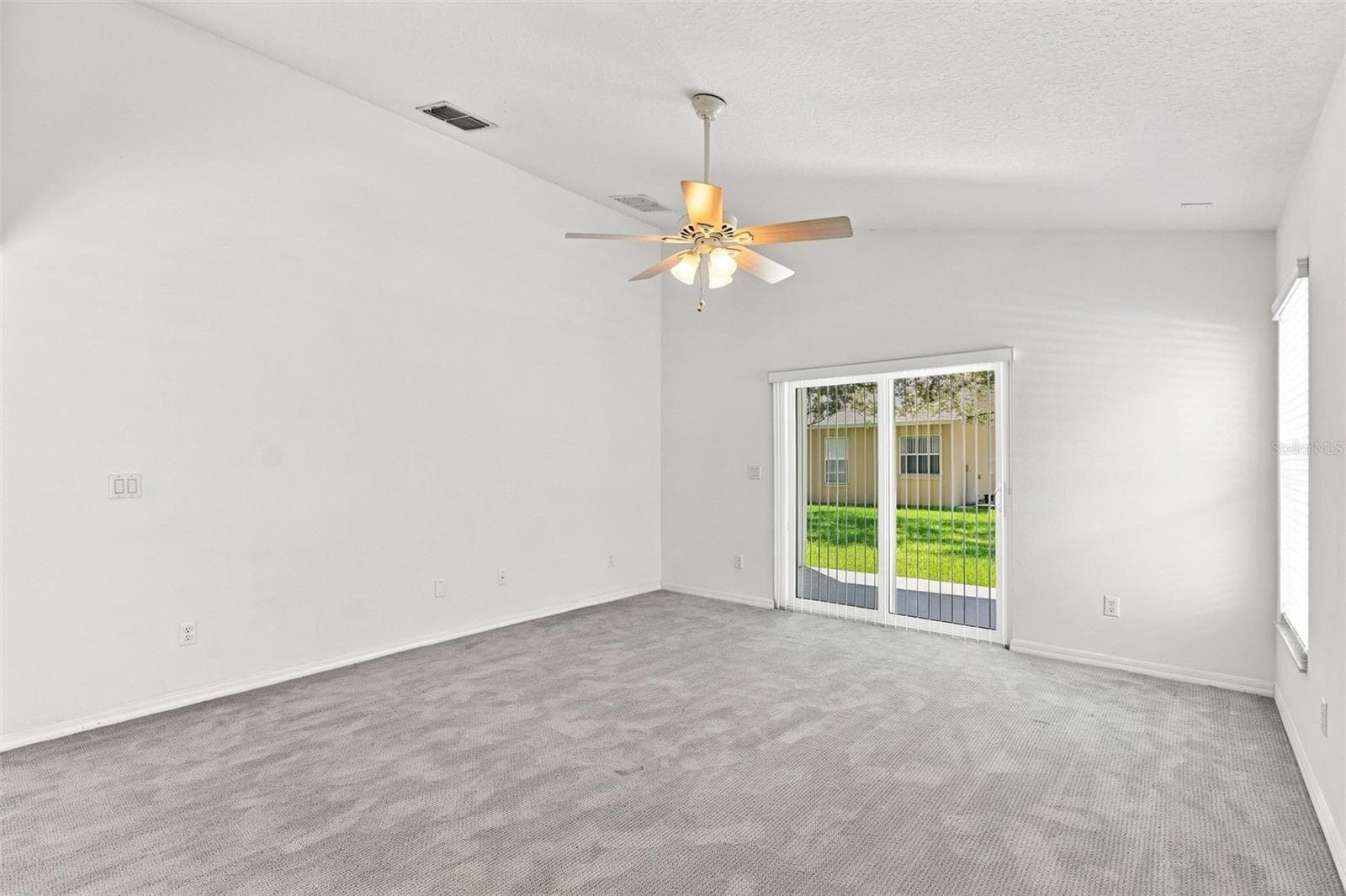 Spacious Living Room with Ceiling Fan - 1174 BEECH GROVE WAY, ORLANDO