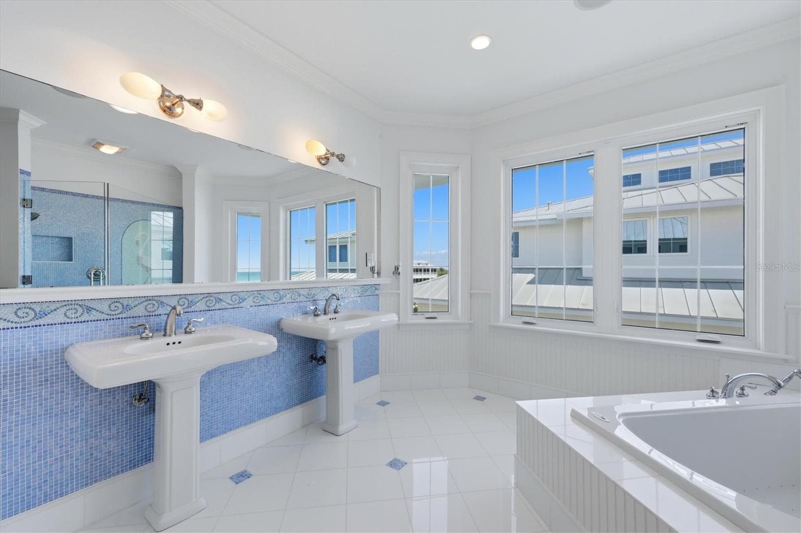 Primary ensuite bath with private water closet - 7394 PALM ISLAND DR, PLACIDA