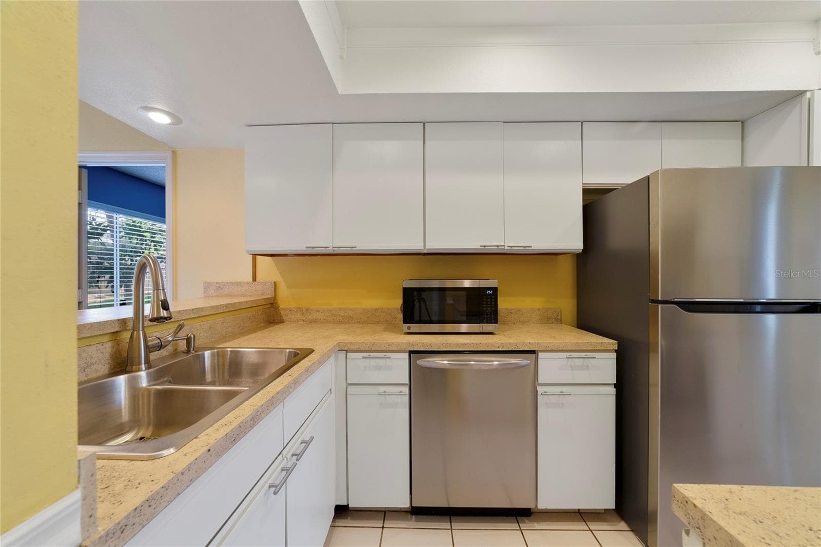 Kitchen with SS appliances - 260 W SABAL PALM PL, LONGWOOD