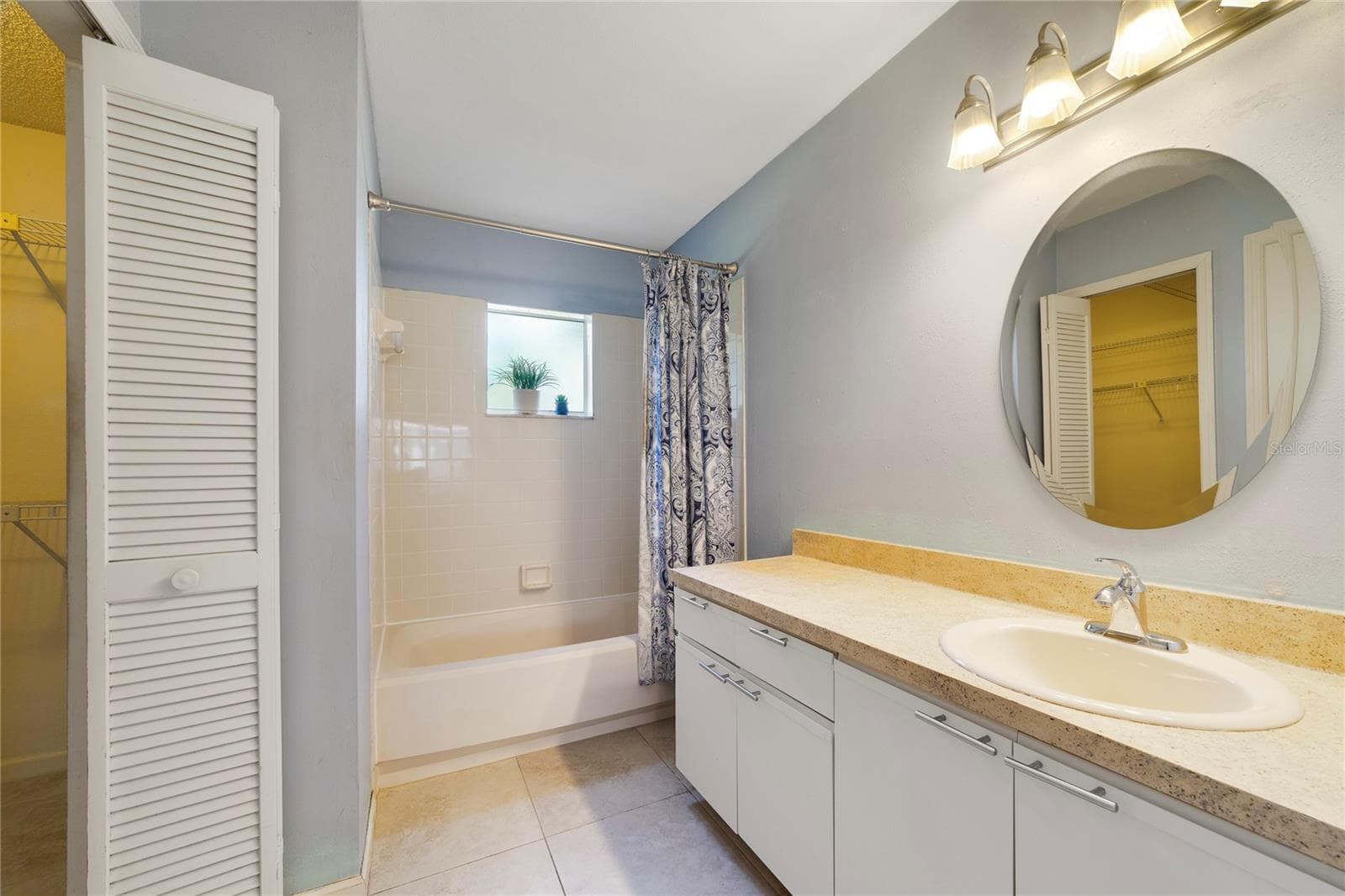 Primary Bath with Walk-In Closet - 260 W SABAL PALM PL, LONGWOOD