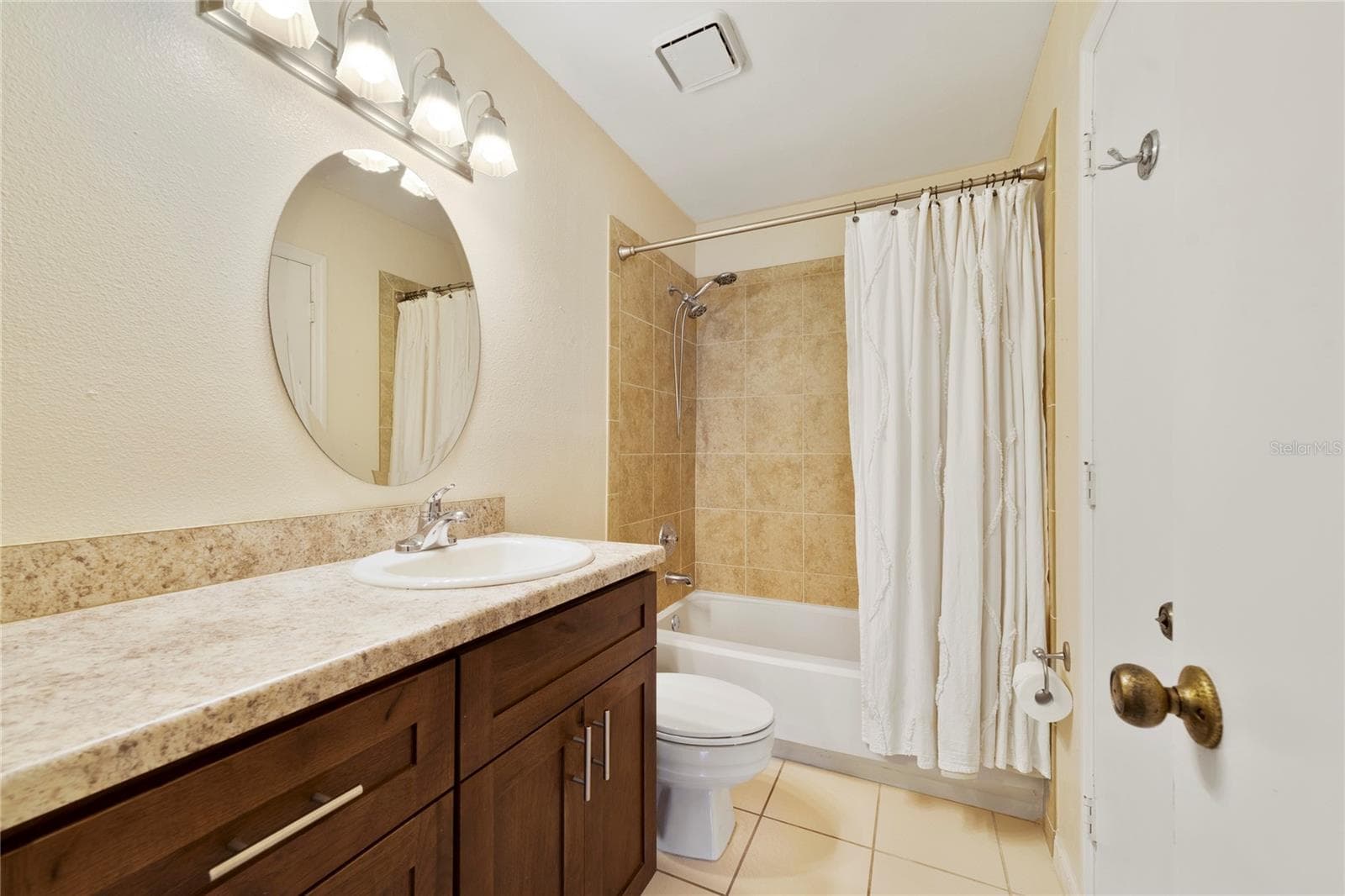 En Suite and Guest Bath - 260 W SABAL PALM PL, LONGWOOD