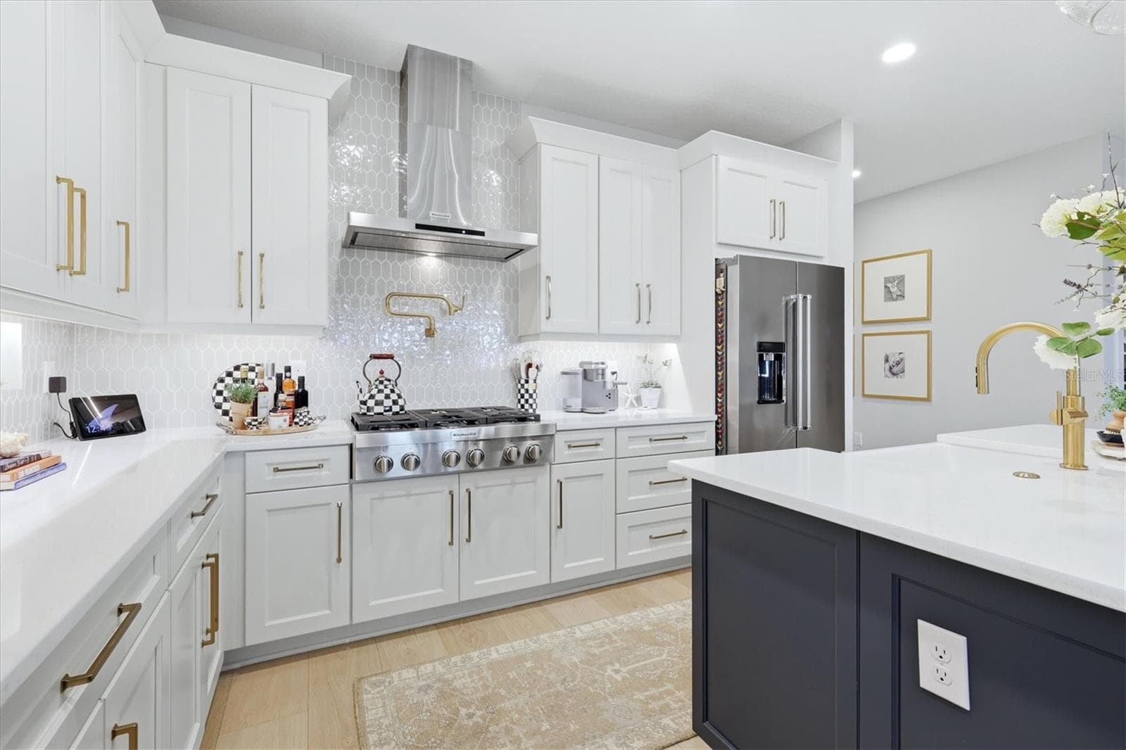 Single Family Residence at 18580 MIDSUMMER PL, VENICE, photo 10 of 84