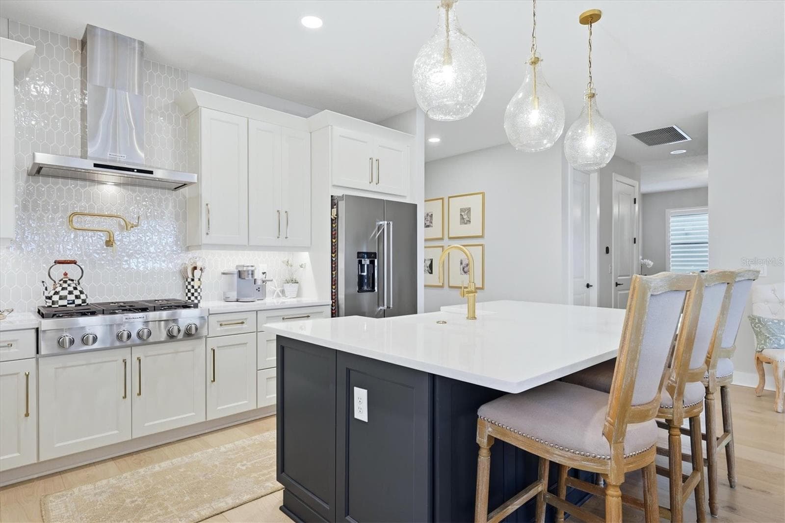 Single Family Residence at 18580 MIDSUMMER PL, VENICE, photo 11 of 84