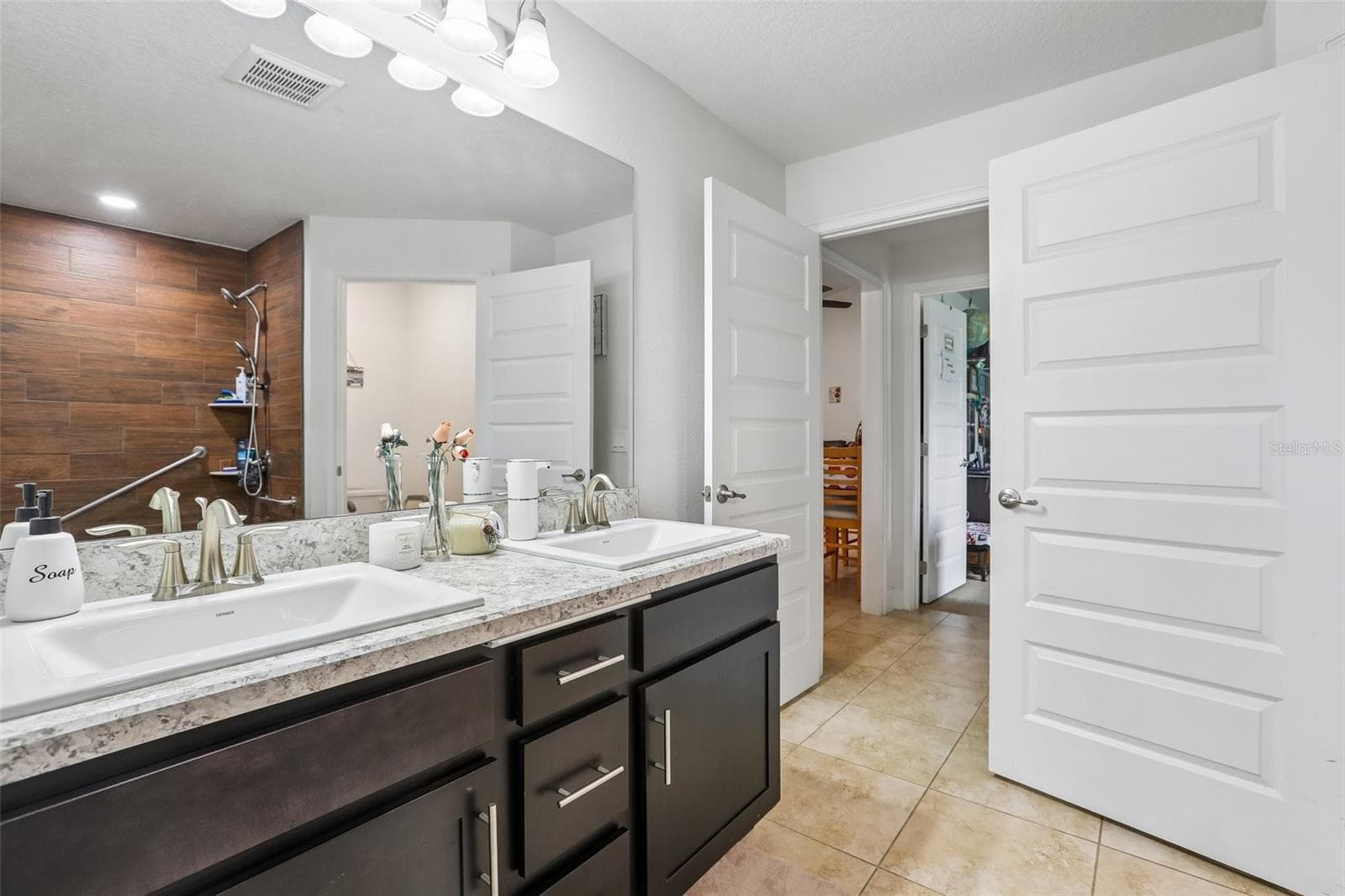 Jack and Jill bathroom - 16214 VINE CLIFF AVE, HUDSON