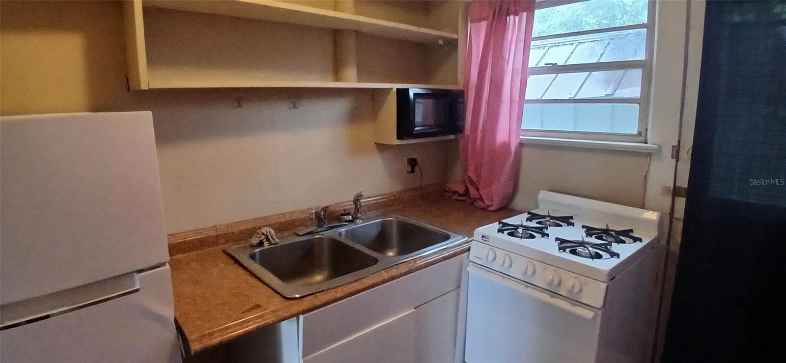 Studio Kitchen - 2055 28TH AVE N, ST PETERSBURG