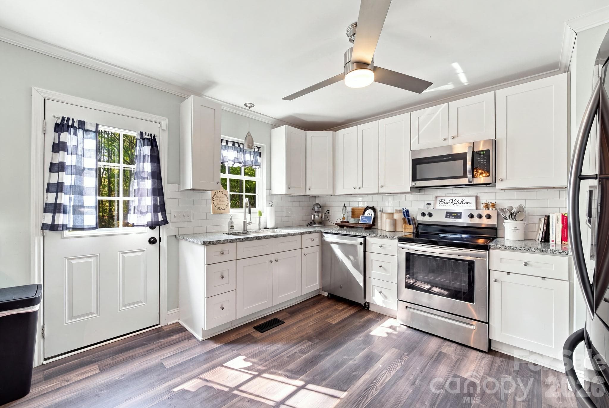 Single Family Residence at 1364 Stroupe Road, Lancaster, photo 11 of 30