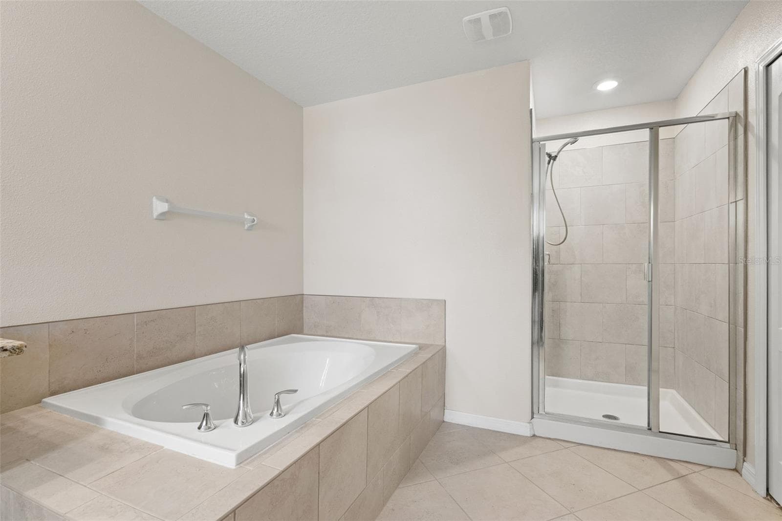 Primary Bathroom – Relaxing soaking tub and separate tiled walk-in shower. - 13728 REINDEER CIR, HUDSON