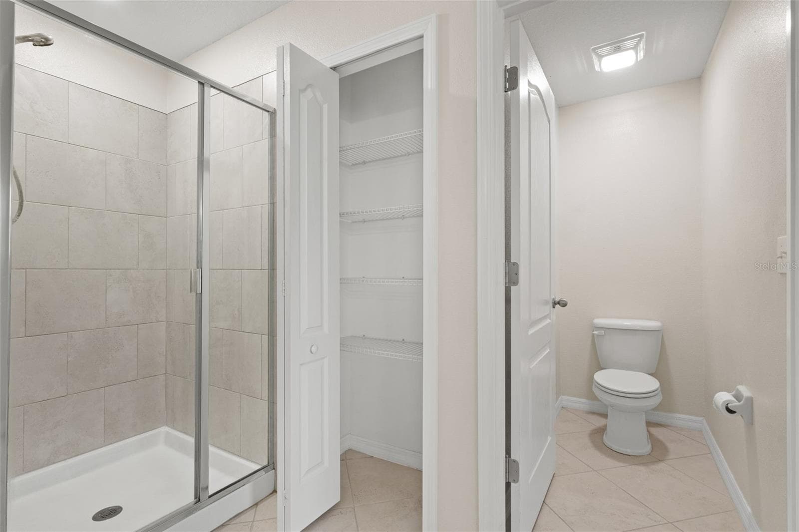 Primary Bathroom – Separate walk-in shower, linen closet, and private water closet provide added functionality. - 13728 REINDEER CIR, HUDSON