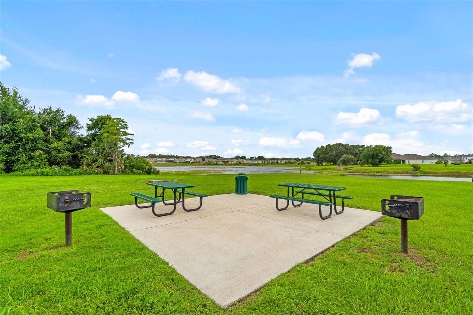 Community Picnic & Grilling Area – Lakeside picnic area featuring tables, grills, and scenic views of the community lake. - 13728 REINDEER CIR, HUDSON