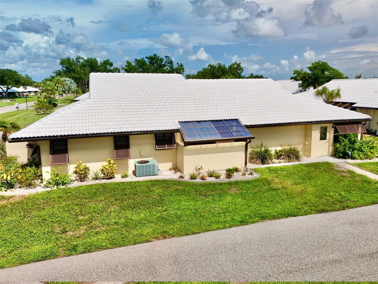Side View - 44 SANDSTONE CIR, VENICE