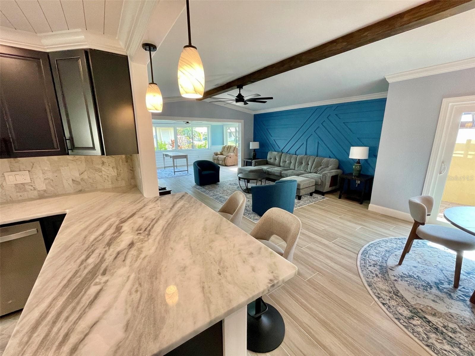 Breakfast Bar Into Living Room - 44 SANDSTONE CIR, VENICE