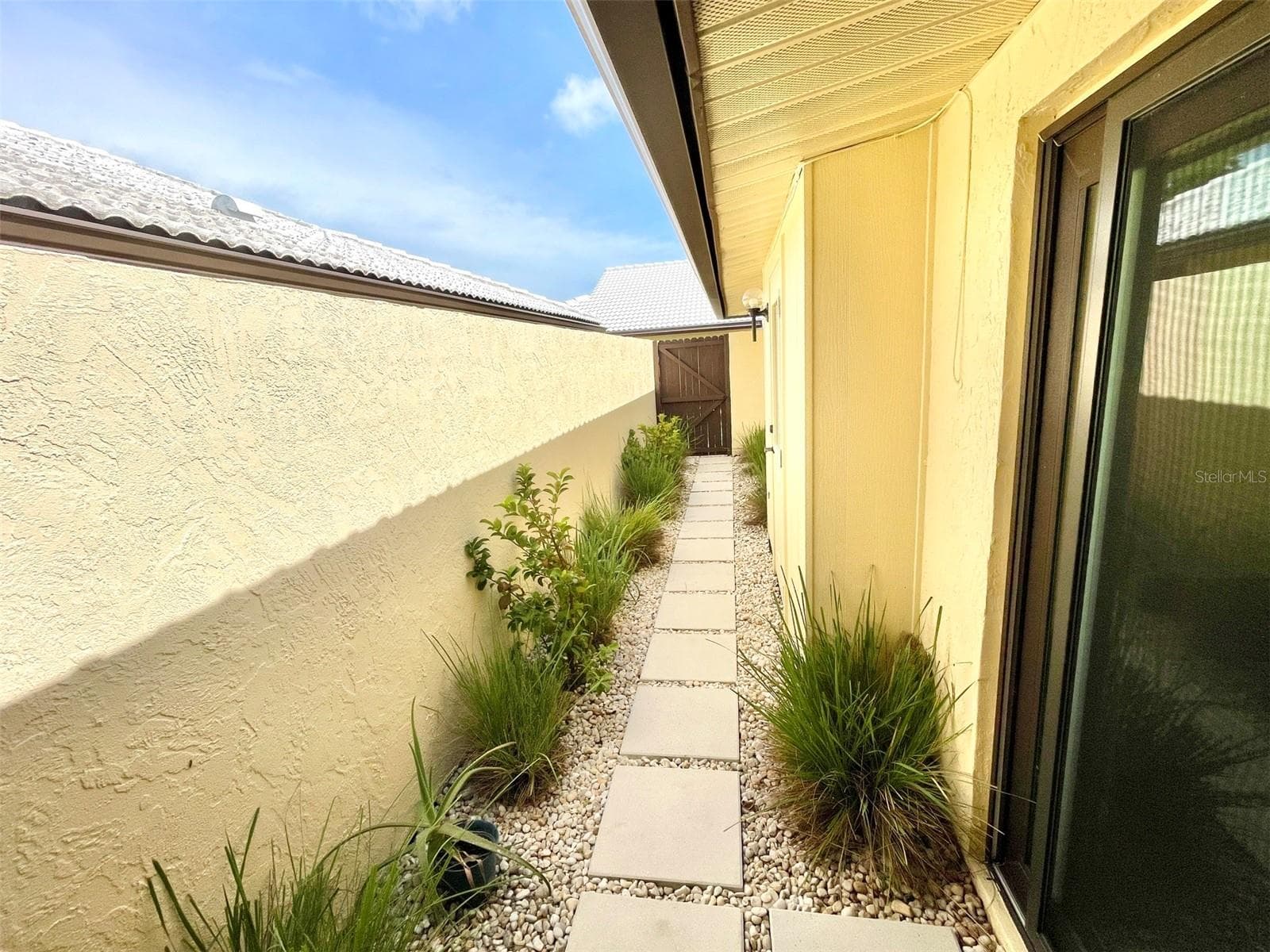 Courtyard - 44 SANDSTONE CIR, VENICE