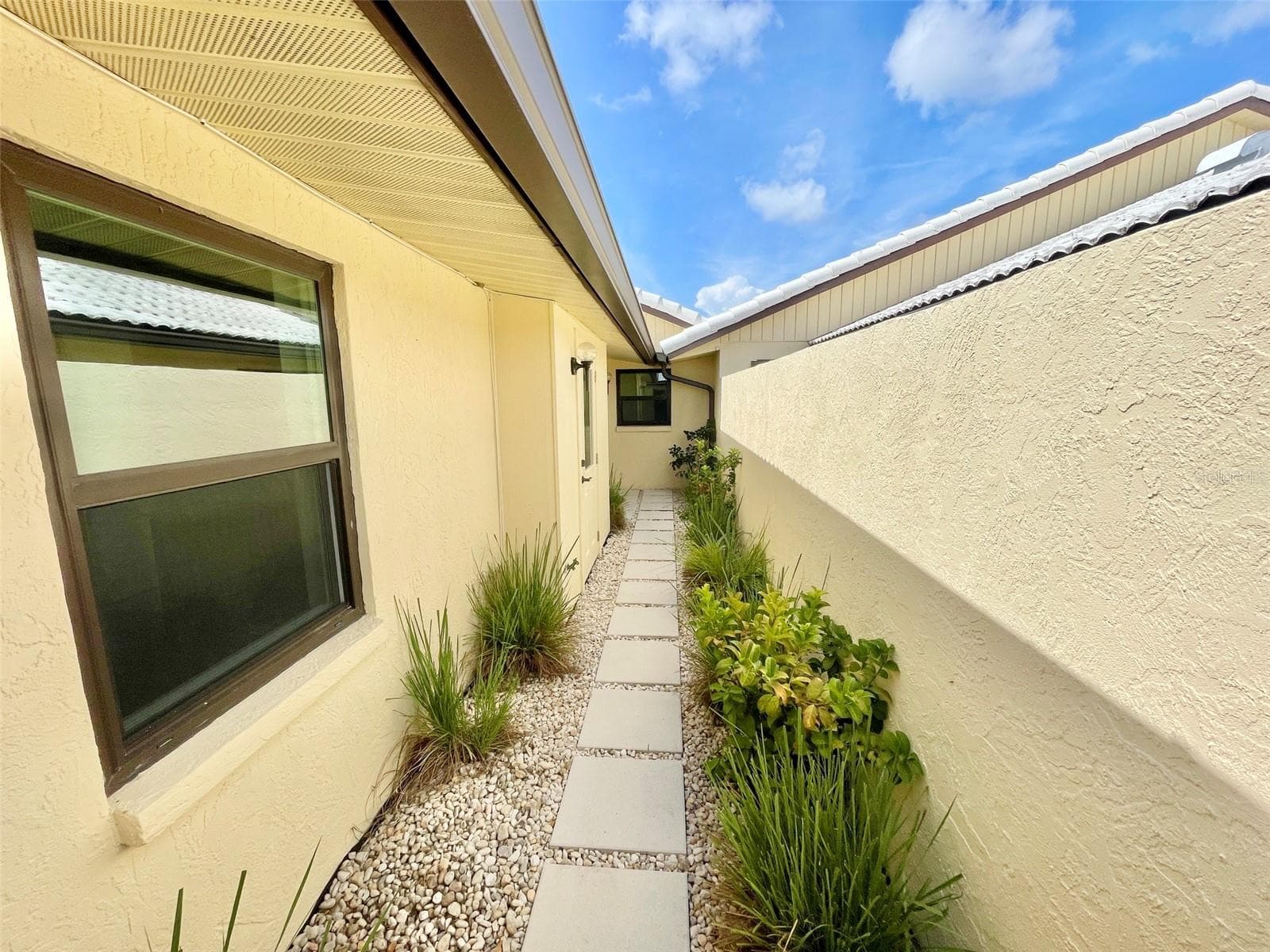 Courtyard - 44 SANDSTONE CIR, VENICE