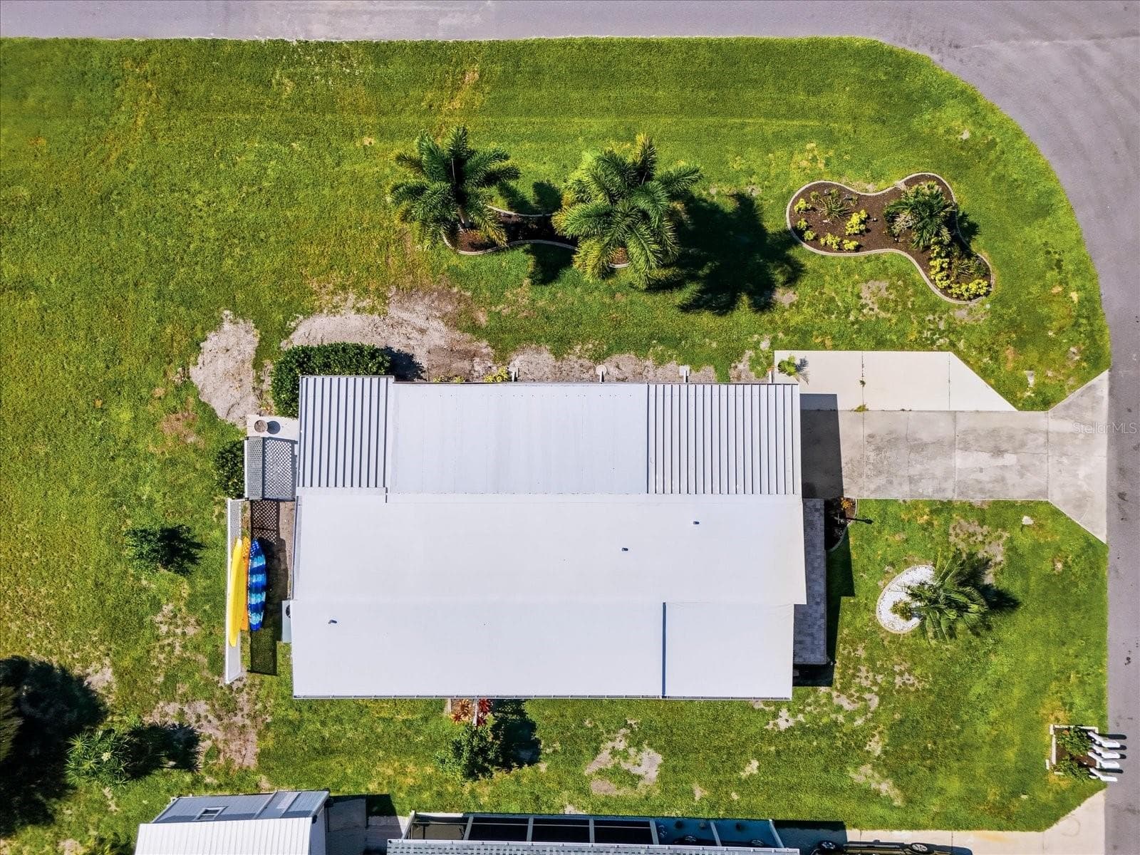 Roof of 6324 Sparrow Ln - 6324 SPARROW LN, ENGLEWOOD
