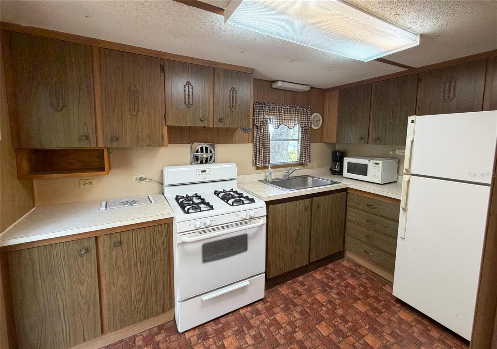 Mobile Home at 170 E COWPEN LAKE POINT RD, HAWTHORNE, photo 4 of 28