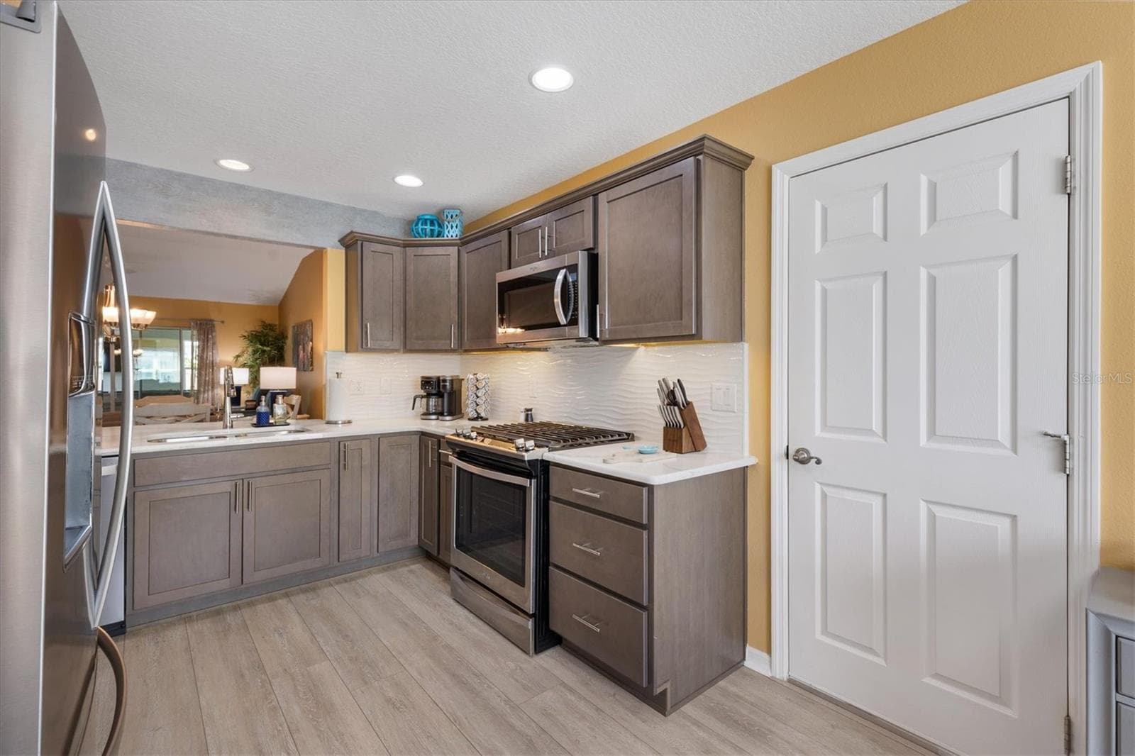 Upgraded Quartz Countertops and Back Splash - 5738 CARLEY LOOP, THE VILLAGES