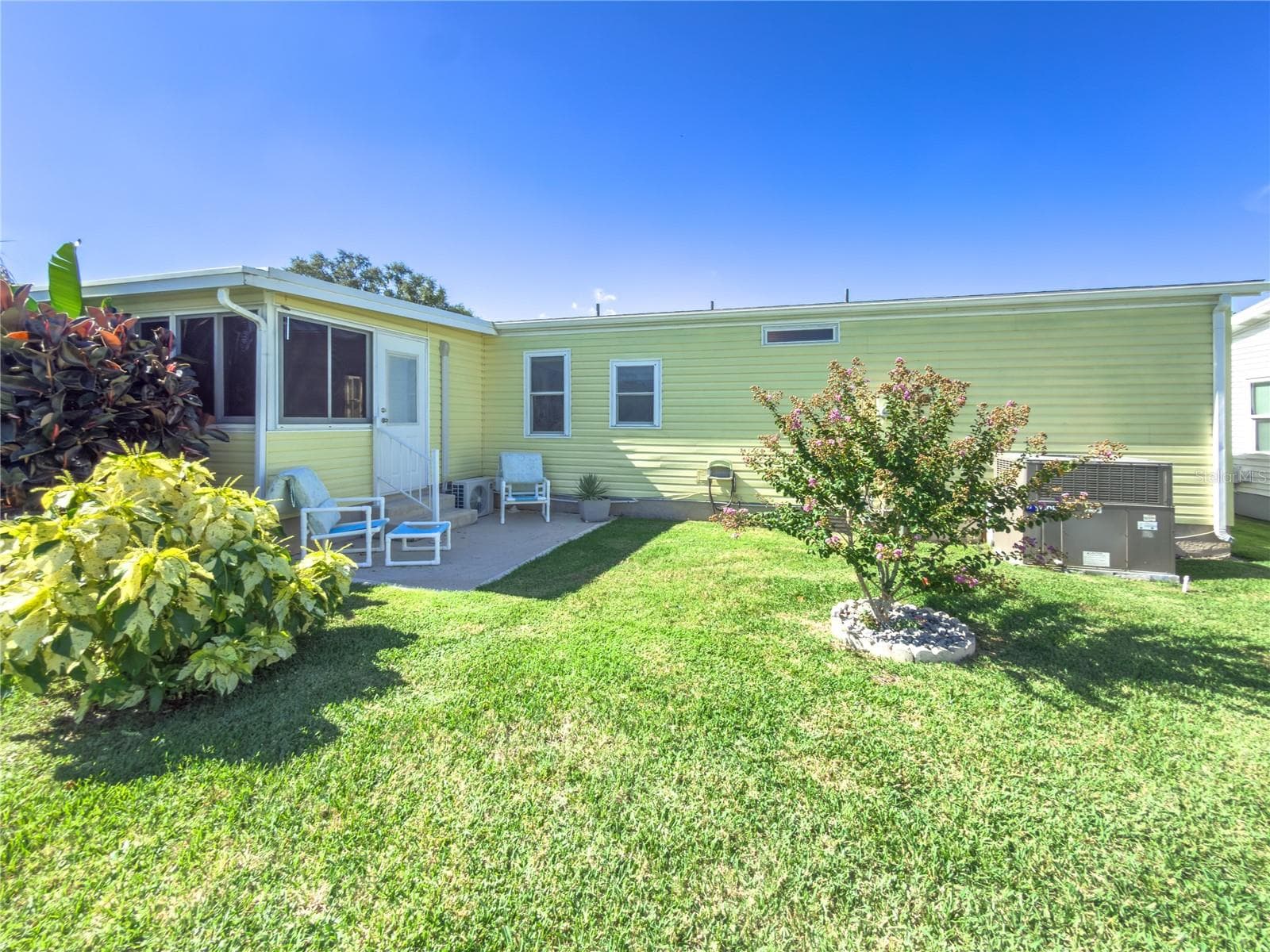 Manufactured Home at 190 NIGHTINGALE CIR, ELLENTON, photo 6 of 47