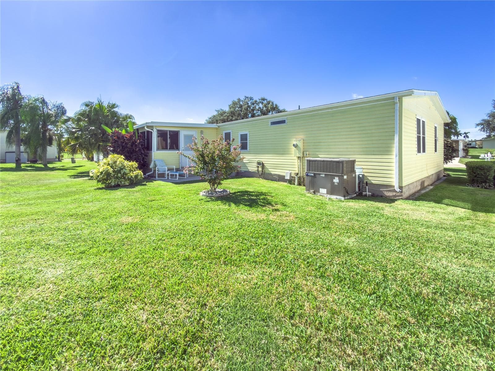 Manufactured Home at 190 NIGHTINGALE CIR, ELLENTON, photo 7 of 47