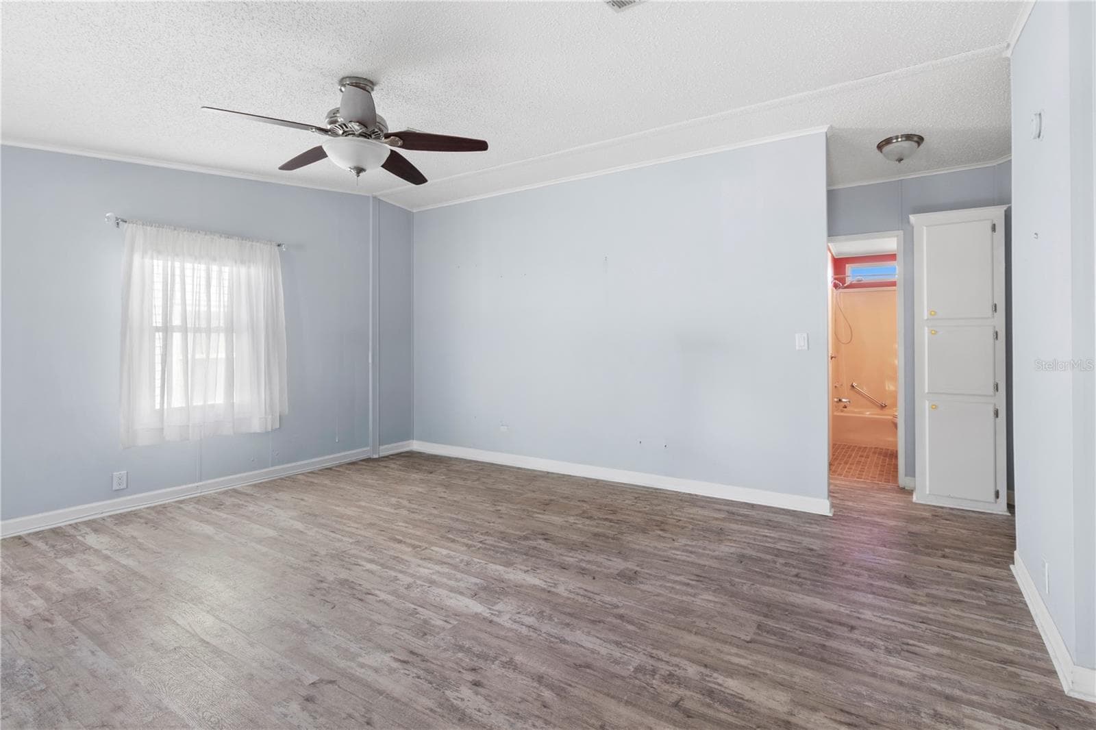 Manufactured Home at 190 NIGHTINGALE CIR, ELLENTON, photo 8 of 47